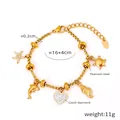 Dettaglio del bracciale in acciaio al titanio placcato oro 18k con ciondoli a stella marina - Tema Oceano / Oro