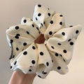 Scrunchie oversize crema a pois neri con eleganti strati di ruches voluminose - Bianco con pois neri