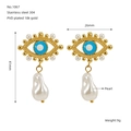 Dettaglio orecchini occhio del diavolo placcati oro 18k con ciondoli in perla irregolare - Stile Pendente con Perla Tonda Evil Eye (ZE1067G)