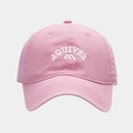 Detailansicht der rosa gewaschenen Baumwoll-Basecap mit weißer Aquiver-Stickerei - Rosa