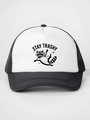 Dettaglio della stampa procione Stay Trashy su un cappellino trucker in mesh bianco e nero - Taglia unica / Splicing Bianco e Nero