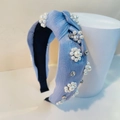 Detail eines hellblauen geknoteten Haarreifs mit weißen Perlen und Glitzersteinen - Meliertes Blau