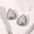 Orecchini a goccia d'argento con texture increspata esposti su pietra bianca - Color Acciaio