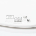 Makroaufnahme der silbernen Ohrstecker mit Nummer 999, gotischer Schrift und Verschlüssen - 999 Stahl