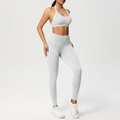 Dettaglio del set yoga grigio chiaro con reggiseno allacciato al collo e leggings alti - XS / Beige Piuma