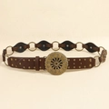 Detail van bohemien bruine leren riem met bloemen gesp en metalen klinknagels - Brons Koffie / 110cm