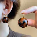 Dettagli di orecchini a sfera in resina con stampa leopardata e chiusura dorata - 14# Fibbia per Orecchio - Oro - Caffè - Nero (Sfera Leopardata)