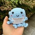 Handgefertigte hellblaue Strick-Krake-Puppe mit Inspirationskarte zur Entspannung - Blauer Krake