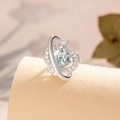 Silberner Herz-Planet-Ohrstecker mit hellblauem Zirkonia und verdrehtem Ringband - Hellblauer Planeten Herz Stil (A365-3)