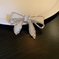 Gros plan détaillé d'une pince à cheveux nœud avec strass brillants et perles - Pince à Cheveux Nœud Perles Strass Argentée (1# Pince-Argent)