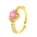 Anello a cuore dorato con gemma rosa e cristalli chiari su uno sfondo bianco - Oro (Gemma a Cuore Rosa)