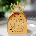 Dettaglio intaglio laser con elefante e corona su scatola per confetti color oro - Oro
