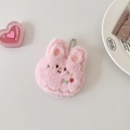 Detailansicht des rosa Plüschkaninchen-Schlüsselanhängers mit bunter JOY-Stickerei - Rosa Hase