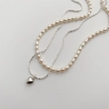 Collana a doppio strato con perle d'acqua dolce e ciondolo a cuore argento su sfondo bianco - Cuore / Argento