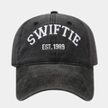 Casquette de baseball rétro en coton lavé gris avec broderie Swiftie EST 1989 - Noir