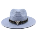 Dettaglio di cappello in paglia azzurro con fascia etnica e ciondolo a testa di toro - M (56-58cm) / Celeste