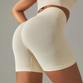 Detalle de los pantalones cortos de yoga beige sin costuras con cintura alta y efecto push-up - S / Beige