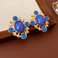 Macro-opname van vintage gouden oorbellen met donkerblauwe ovale stenen en retro details - Blauw (Zilveren oorbelpost)