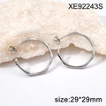 Orecchini a cerchio ondulati irregolari in finitura argento, misura 29x29mm - Stile Onda Irregolare (XE92243S-1043) / 29*29mm / Argento