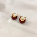 Détail de créoles en forme de U émaillées rouges avec métal doré sur tissu beige plissé - Boucles d'Oreilles Boules Émail Rétro - Rouge Vin