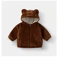 Détail de la capuche à oreilles d'ours en peluche marron et texture douce de la veste - Marron