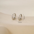 Dettaglio di orecchini in metallo argento con dimensioni 1,3 cm di altezza e 0,3 cm di larghezza - Un Paio / Stile Tondo Largo-Oro Bianco (E071297bkb)