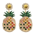 Detailansicht böhmischer Ananas-Ohrringe mit bunten Strasssteinen und grüner Emaille - Bunte Ananas