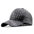 Baseballkappe aus PU-Leder mit silbernen Punkten und industrieller Textur für Damen - Silber