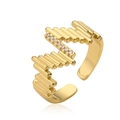 Anillo abierto bañado en oro con circonitas brillantes sobre un fondo blanco puro - Estilo Geométrico Escalonado Dorado con Micro-Pavé