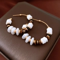 Detalle de pendientes de aro chapados en oro 18K con cuentas blancas y ojo de tigre - Estilo de Cuentas de Ojo de Tigre Chapado en Oro de 18K