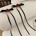 Détail de nœuds de cheveux noirs élégants avec roses rouges faites main et texture velours - Pince à cheveux / Ruban noir rose rouge