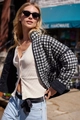 Detail der schwarz-weiß karierten Steppjacke mit geripptem Top und Blue Jeans - S / Schwarz-Weiß Kariert