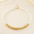 Elegante collana con perle bianche e perline d'oro in acciaio inossidabile su sfondo chiaro - Colore Oro(KN288914-Z)