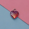 Dettaglio del ciondolo a cuore con texture a squame rosse e bordo in metallo argento - Squame di Pesce Rosse (3)