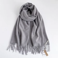 Sciarpa grigio chiaro morbida effetto cashmere con trama a saia e bordi con frange - Grigio chiaro