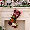 Calza natalizia rossa e verde con renna decorativa appesa sopra il camino bianco - Stile Renna in Ecopelle Premium