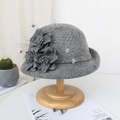 Grauer Woll-Cloche-Hut mit floralen Akzenten und Netzschleier auf einem Holzständer - M (56-58cm) / Melange Grau (3-Blumen Stil)