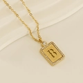 Collar de acero de titanio dorado con colgante de letra B mate y cristales finos - Letra B