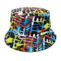 Detail eines bunten Fischerhuts mit Graffiti-Druck und Streetstyle-Schriftmuster - Street Graffiti Buchstaben (2#)