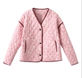 Detailansicht der rosa Paisley-Steppjacke mit burgunderrotem Band am weißen Hintergrund - S / Rosa