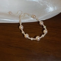 Dettaglio del bracciale di perle con sfere argentate effetto polvere di stelle e chiusura - Argento-Rosa