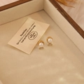 Elegante goldene Schleifenohrringe mit Perlen und Strass in einer Schmuckschatulle - Goldene Schleife (1#)