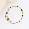 Detailansicht des goldenen Edelstahl-Armbands mit bösem Blick und Herz-Anhängern für Damen - 16+5cm / Schwarz