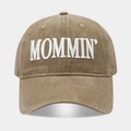 Detalle del bordado blanco MOMMIN en una gorra de béisbol de algodón caqui - Caqui