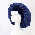 Détail d'un bonnet de nuit en satin bleu marine avec un nœud décoratif sur un mannequin - Moyen / Bleu marine