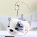 Gros plan détaillé d'un porte-clés bouledogue français en peluche grise et blanche - Gris