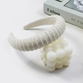 Diadema ancha de esponja blanca con flores de perlas en una pantalla blanca limpia - Estilo 4