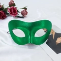 Elegante máscara de mascarada verde esmeralda metálica con cintas negras sobre seda blanca - Verde