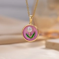 Dettaglio macro del ciondolo a tulipano smaltato con perla bianca e catena d'oro - Rosa (A24 Rosa)