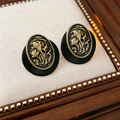 Nahaufnahme der Vintage-Cameo-Ohrringe mit goldenem Porträt und schwarzem Rahmen - 8# Silber-Ohrstecker - Gold - Schwarz